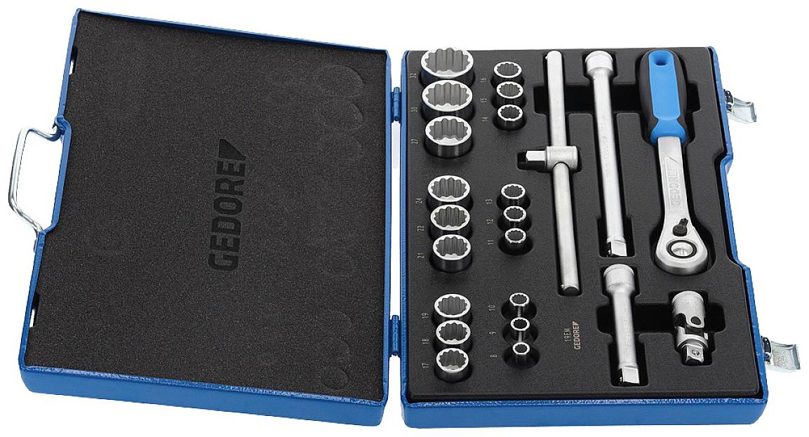 Une boîte à outils ouverte contenant différentes clés à douille et un outil à cliquet, soigneusement disposés dans des insertions en mousse.