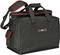 Sac de transport noir rembourré avec des accents rouges, des fermetures éclair et une bandoulière. Adapté pour le transport et le rangement.