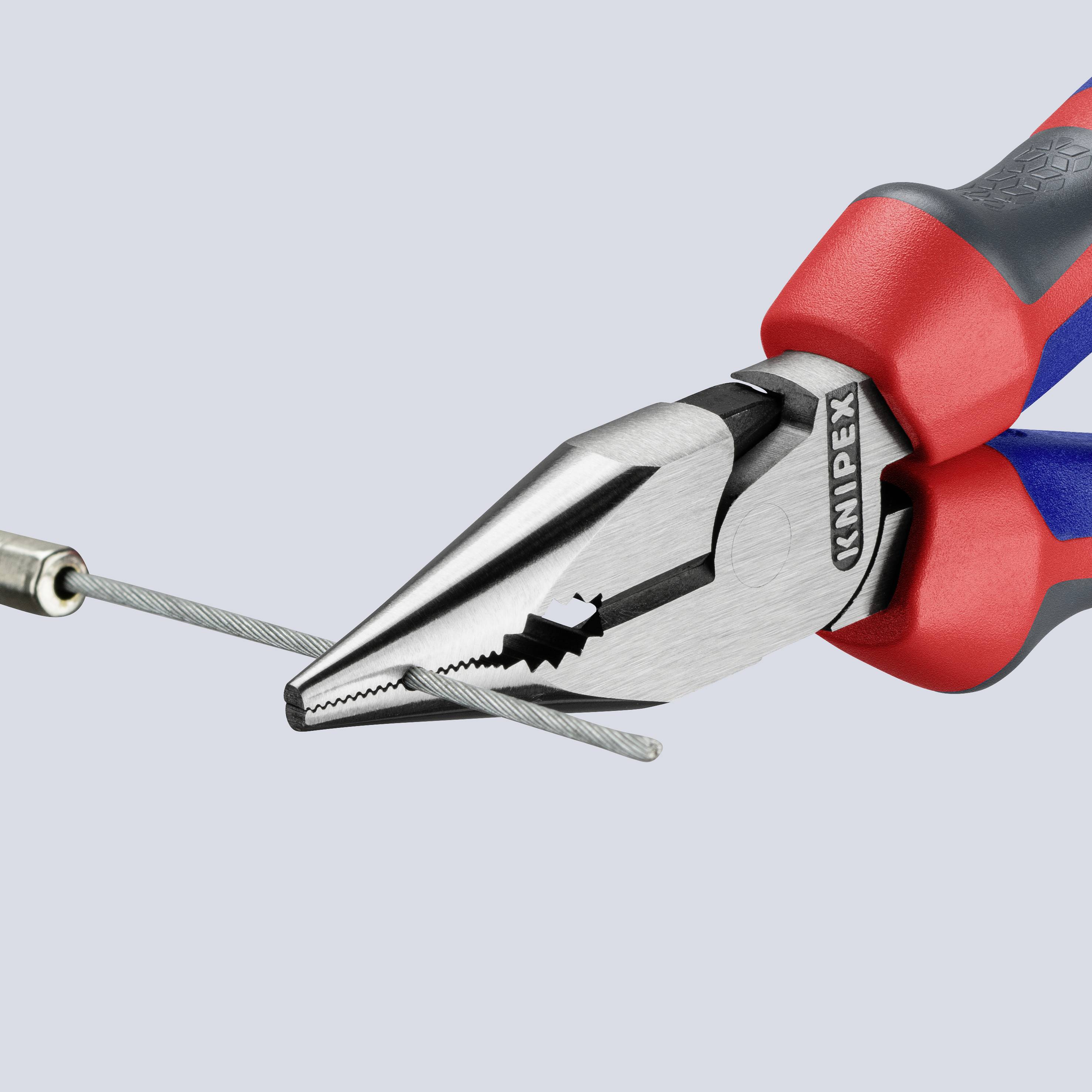 Une pince rouge et bleue coupe un câble métallique. La pince possède des surfaces de préhension dentelées et un tranchant acéré pour un travail précis.