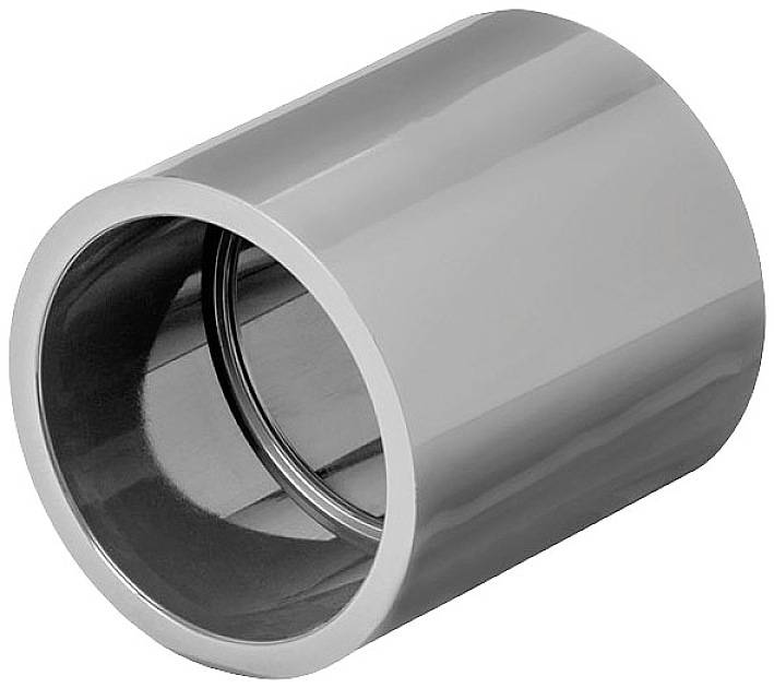 Un anneau métallique cylindrique brillant à surface lisse présente une surface extérieure et intérieure réfléchissante et argentée.