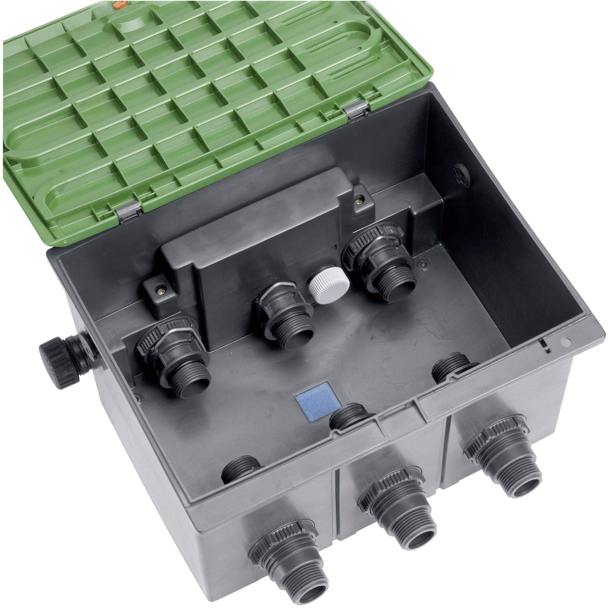 Boîte de raccordement noire avec couvercle vert ouvert ; contient plusieurs presse-étoupes. Adaptée aux installations électriques extérieures.