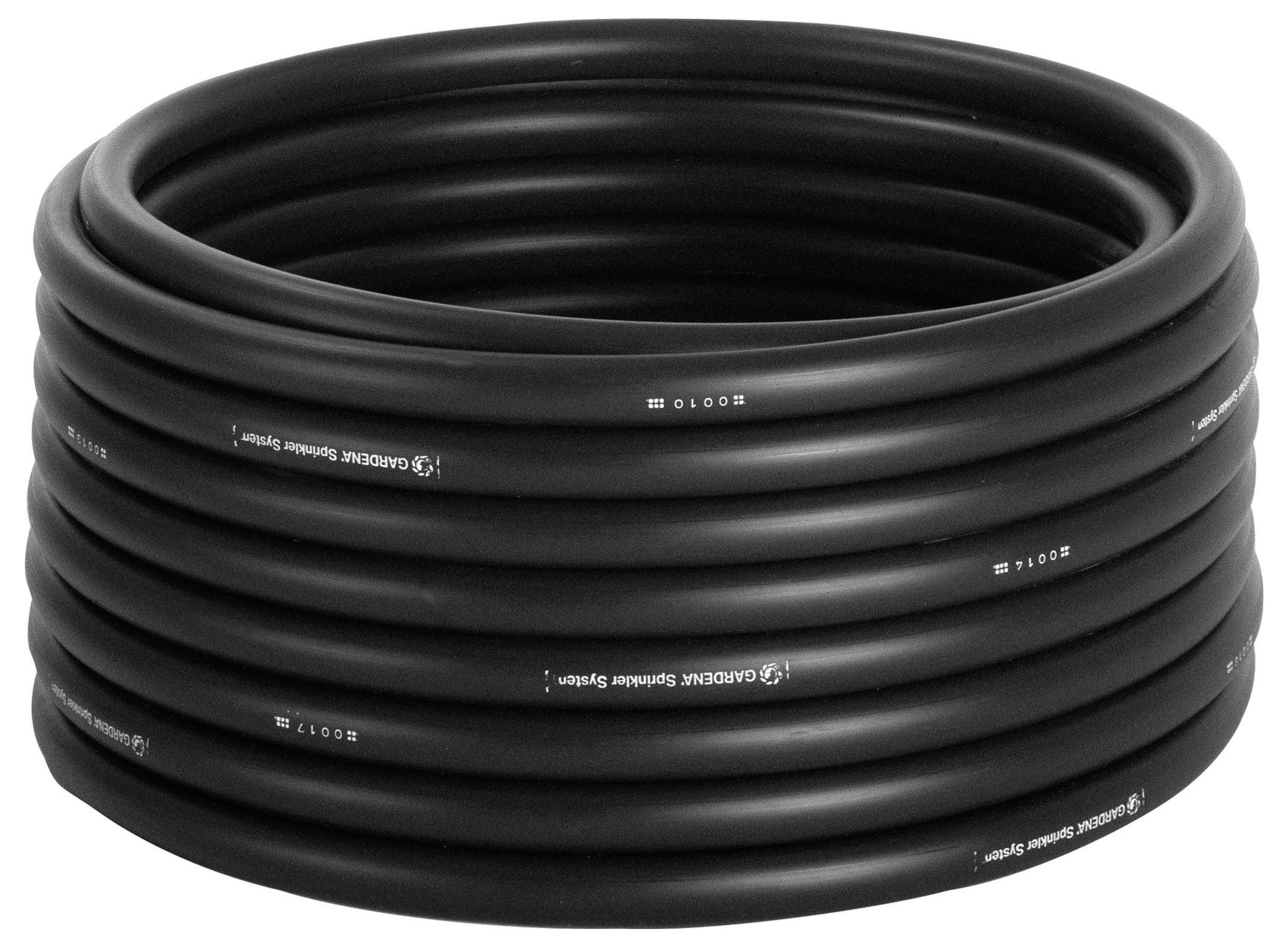 Une grande bobine de tuyau noir enroulée, prête à être utilisée. Elle est marquée à plusieurs endroits et semble durable et flexible.