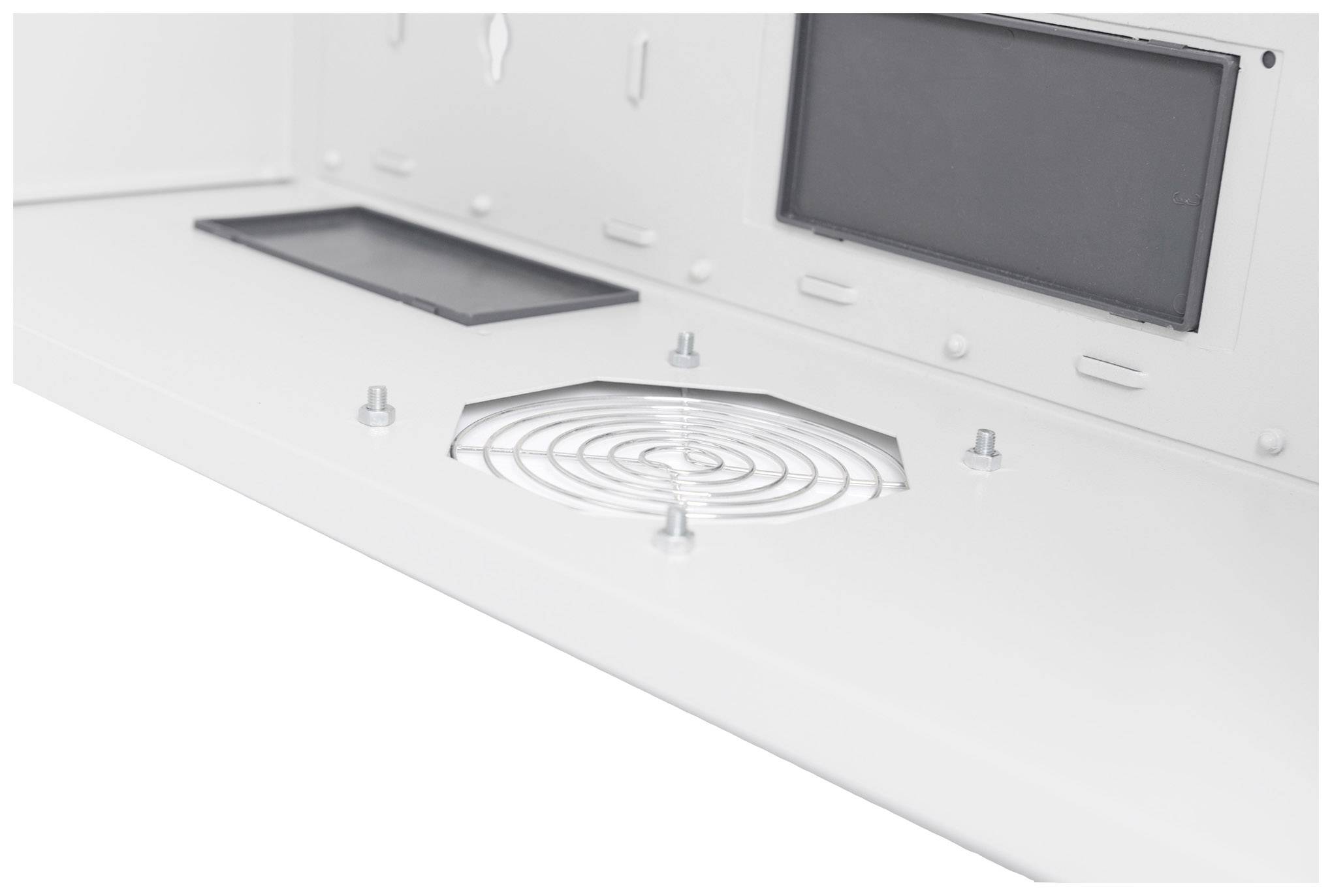 Gros plan d'une grille métallique dans un boîtier, entourée d'ouvertures rectangulaires et de vis.