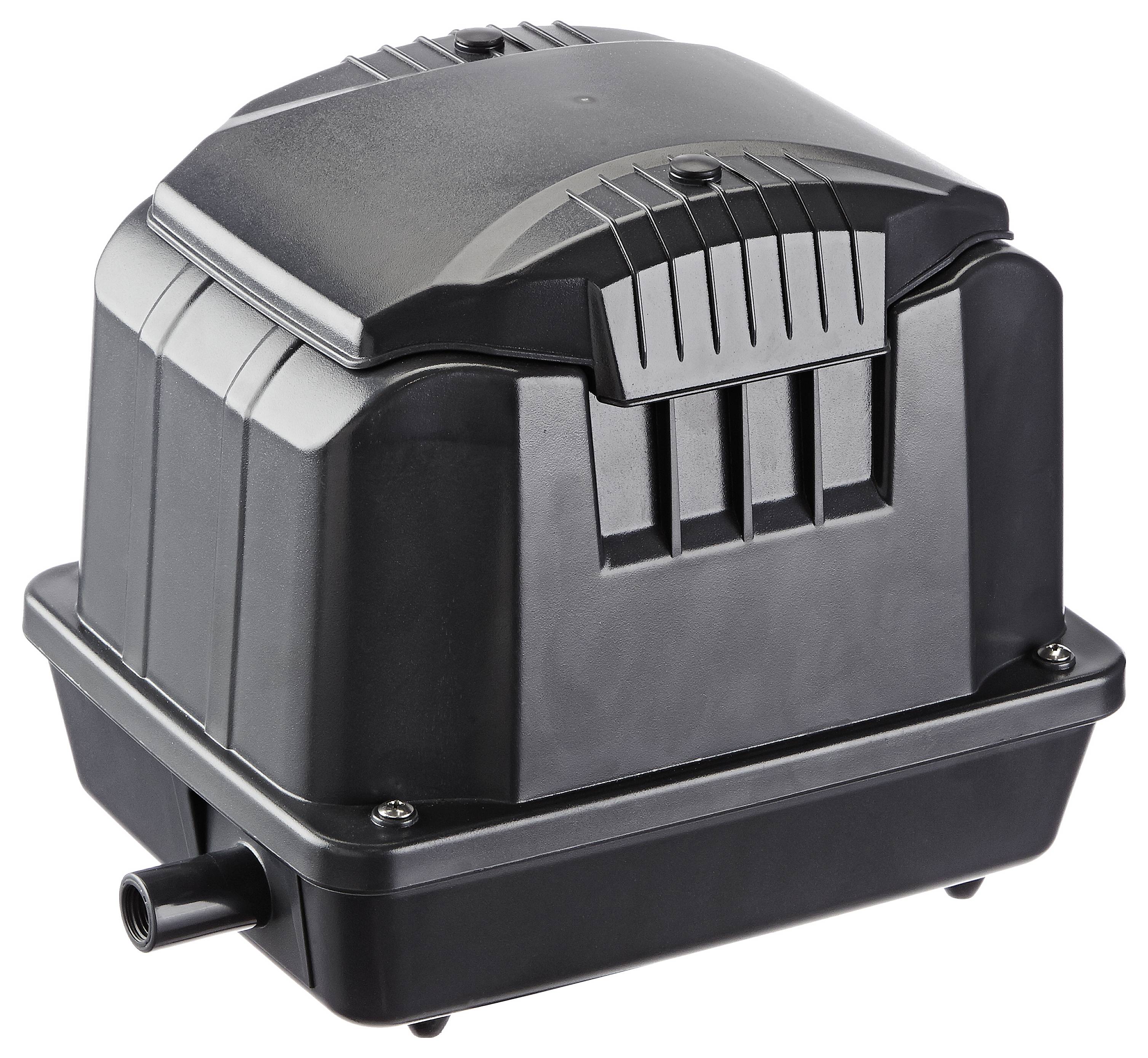 Une pompe à air rectangulaire noire avec des côtés rainurés et un seul embout de sortie, utilisée pour l'aération d'aquarium ou de bassin.