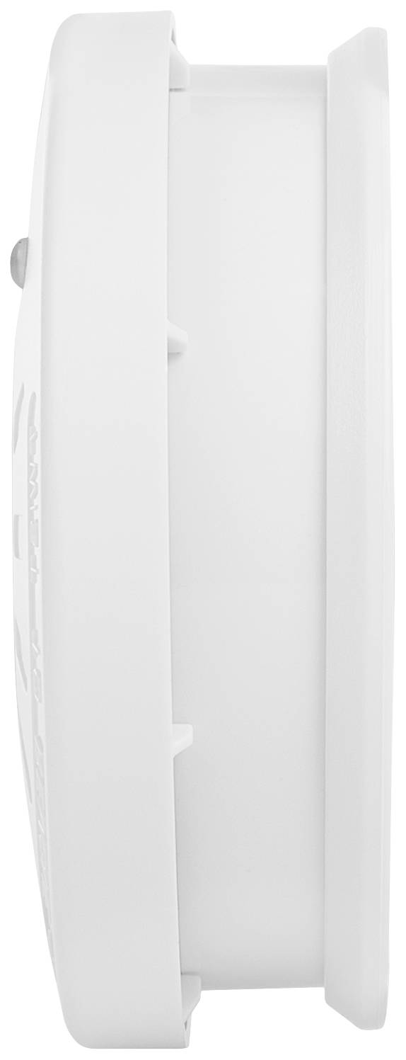 Vu de côté, le détecteur de fumée présente une forme ronde et plate. Un boîtier blanc aux bords lisses.