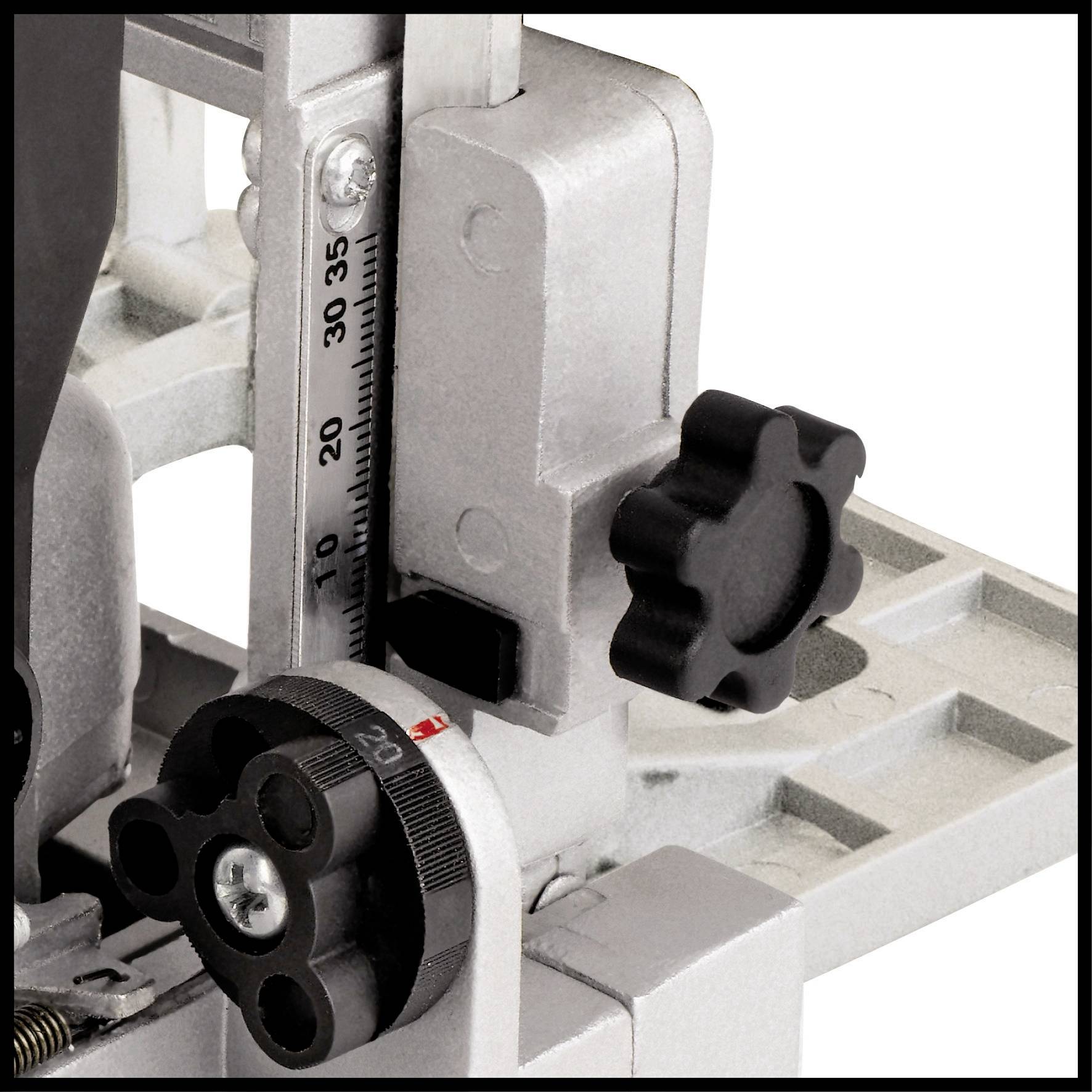 Gros plan d'un composant mécanique avec échelle et bouton rotatif. L'échelle indique des unités de mesure pour des réglages précis.