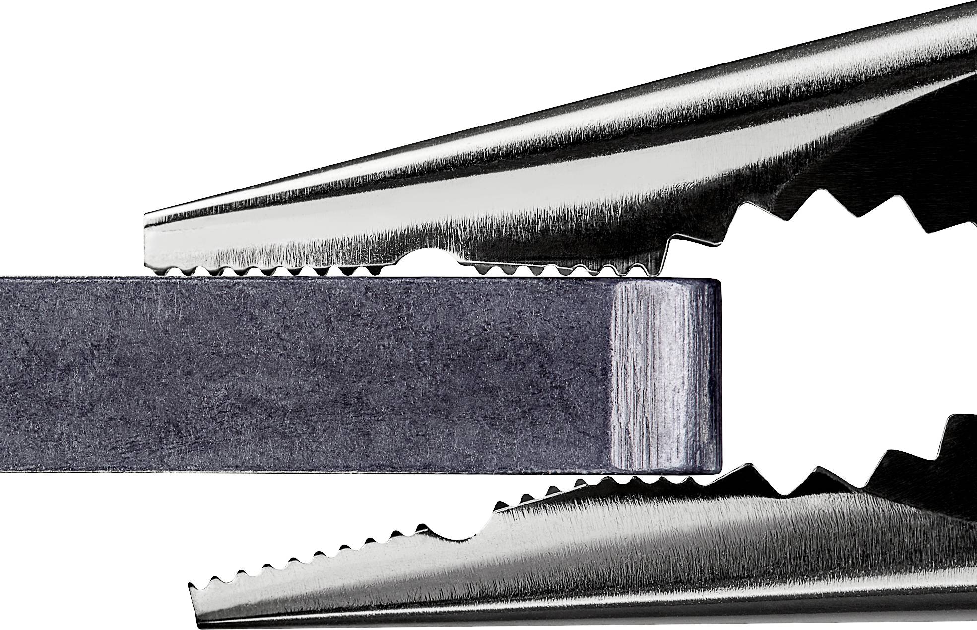 Gros plan d'une pince tenant fermement un morceau de métal rectangulaire. Les bords dentelés de la pince mordent solidement la pièce.