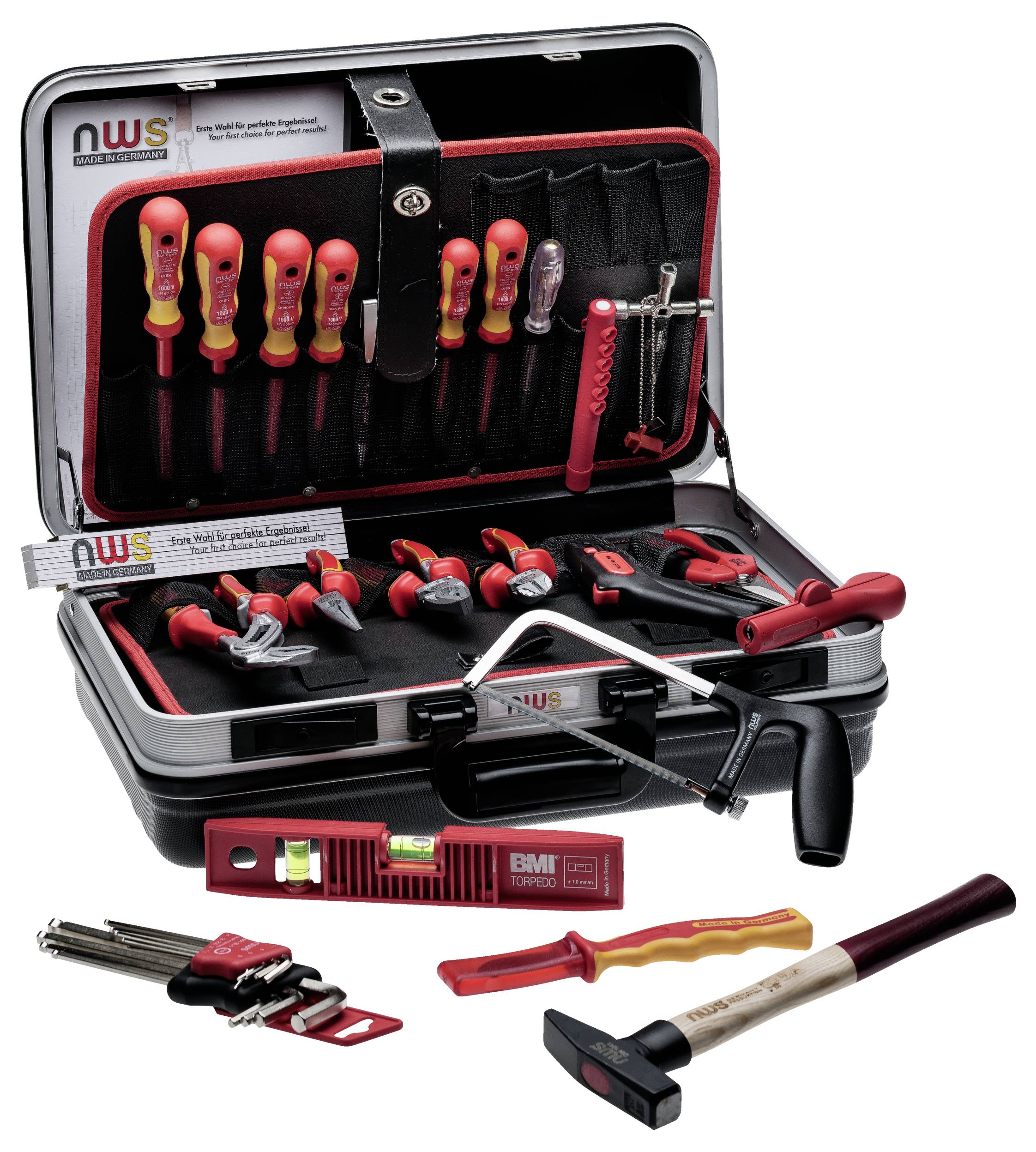 Une mallette à outils ouverte remplie de divers outils à manche rouge, incluant des tournevis, des pinces, un marteau et une scie, tous soigneusement rangés.