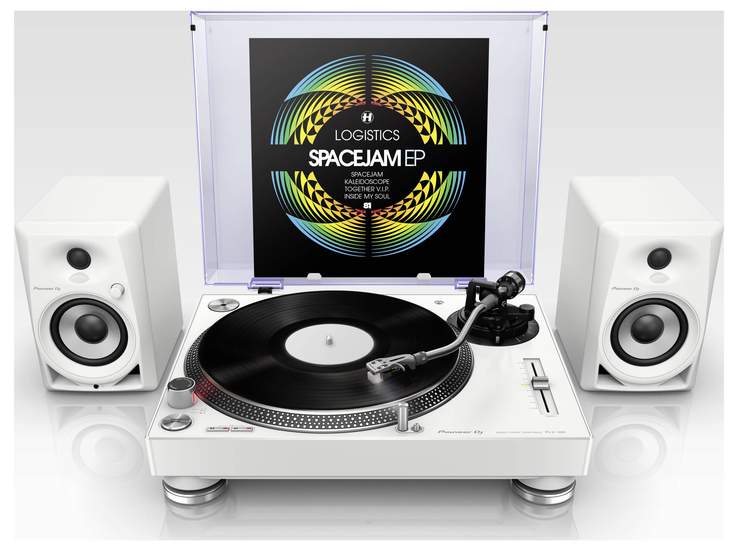 Platine vinyle blanche avec disque vinyle et pochette d'album, flanquée de deux enceintes blanches dans une configuration audio minimaliste.