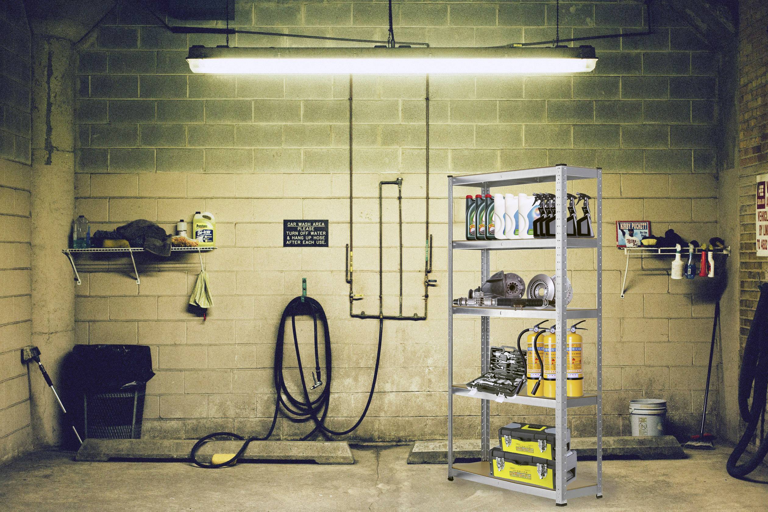 Un atelier automobile avec des étagères remplies de produits d'entretien automobile et d'outils, tels que des bouteilles d'huile, un pneu de rechange et des produits de nettoyage.