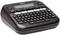 Un appareil d'étiquetage noir avec clavier et écran. Modèle 'Brother P-touch D210VP'. Idéal pour créer des étiquettes.