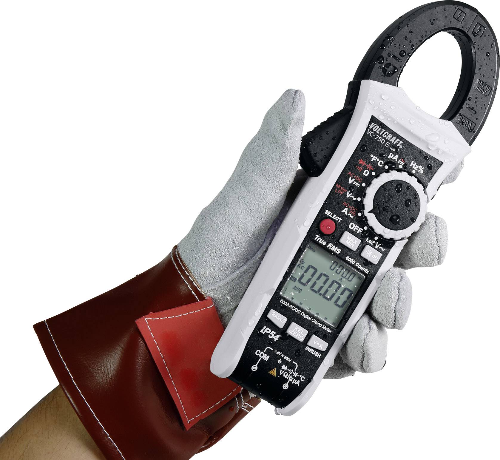 'Une main tenant un multimètre numérique avec pince ampèremétrique, affichant une valeur de 0,00 A. La main porte des gants.'