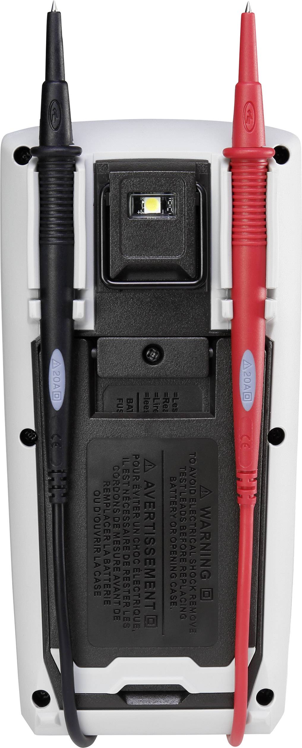 Un multimètre avec des câbles de mesure noirs et rouges, portant des avertissements à l'arrière et avec un voyant LED visible.