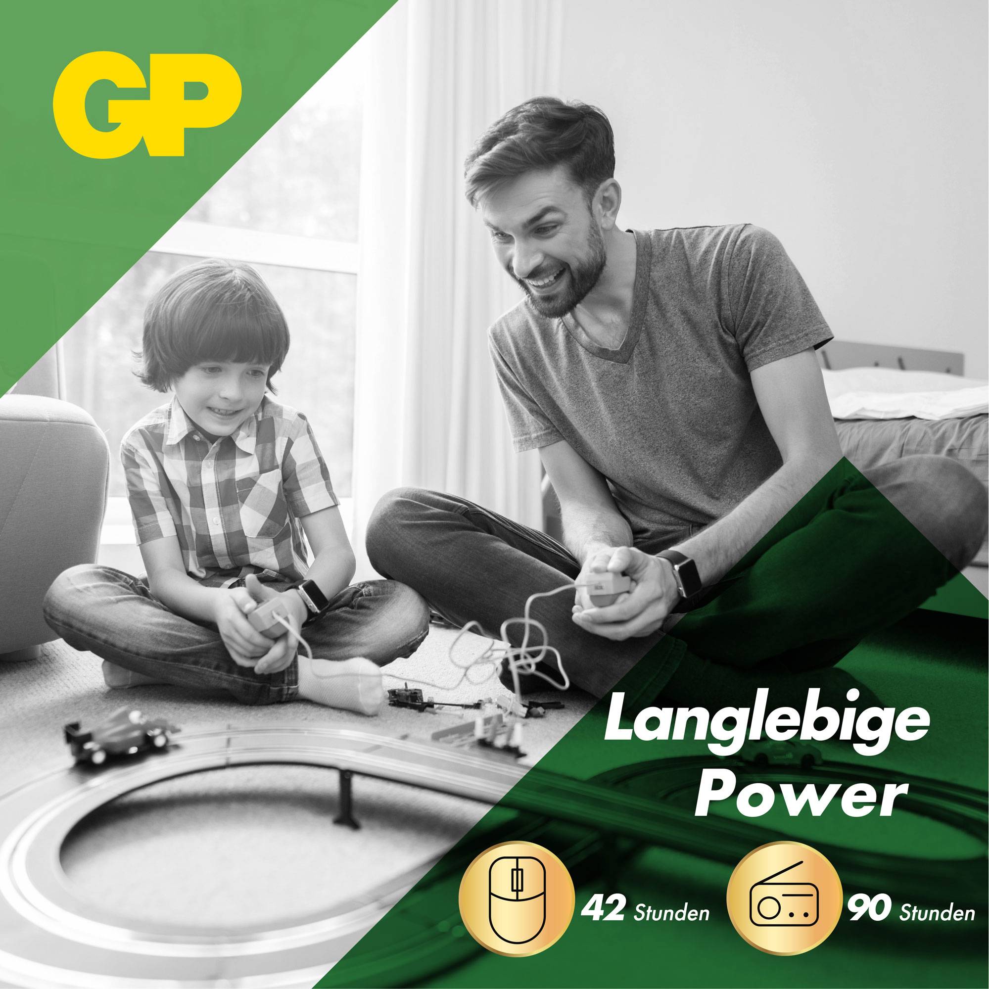 Un père et son fils sont assis par terre et jouent avec un train miniature. La légende indique 'Puissance durable', avec des symboles représentant 42 et 90 heures.