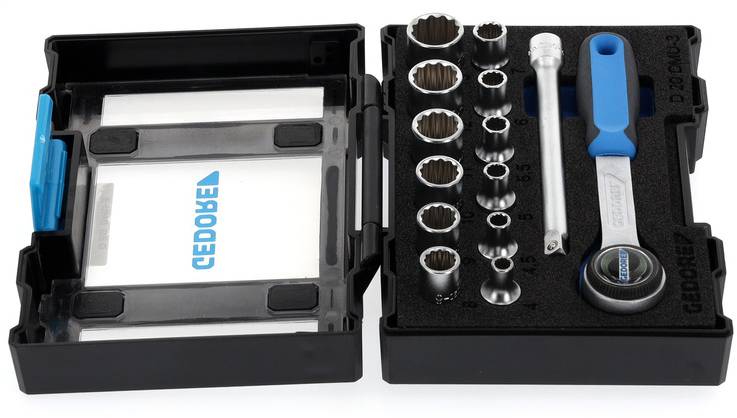Ensemble de clés à douilles 'GEDORE' ouvert, montrant différentes douilles, une poignée avec une prise bleue et un cliquet dans un coffret noir.