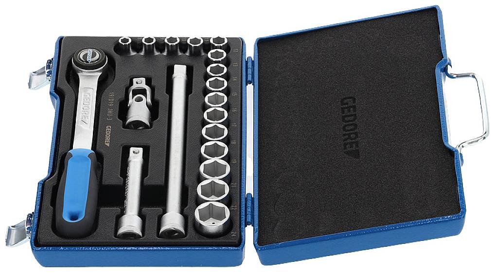 Coffret à outils comprenant une clé à cliquet, des rallonges et des écrous de différentes tailles, partiellement rangés dans une mousse de calage.