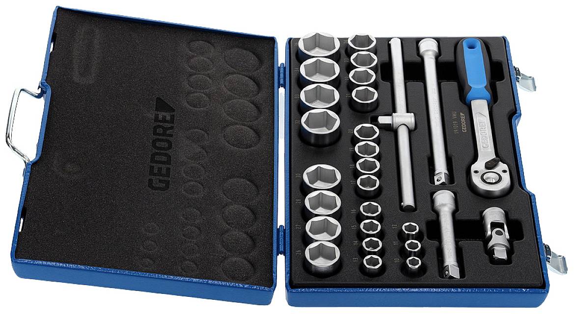 Une boîte à outils ouverte contenant différentes clés à douille et un cliquet, soigneusement rangés dans des insertions en mousse.