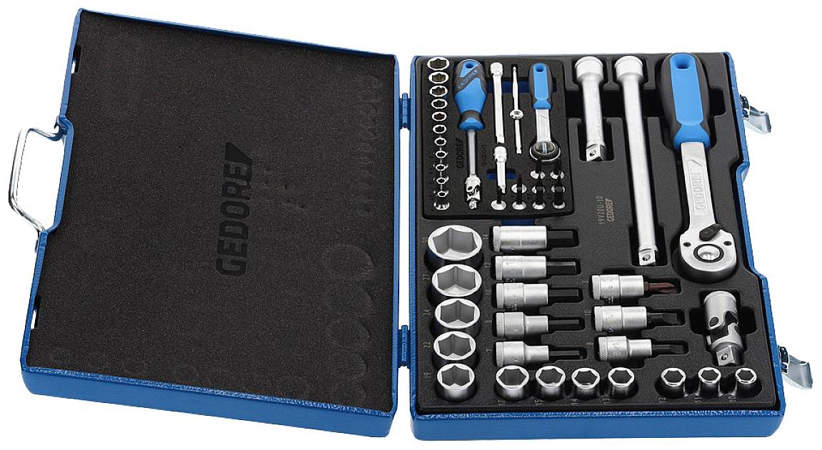 Une boîte à outils ouverte avec un assortiment de clés à douille et d'une clé à cliquet. La boîte est bleue et les outils sont soigneusement rangés.