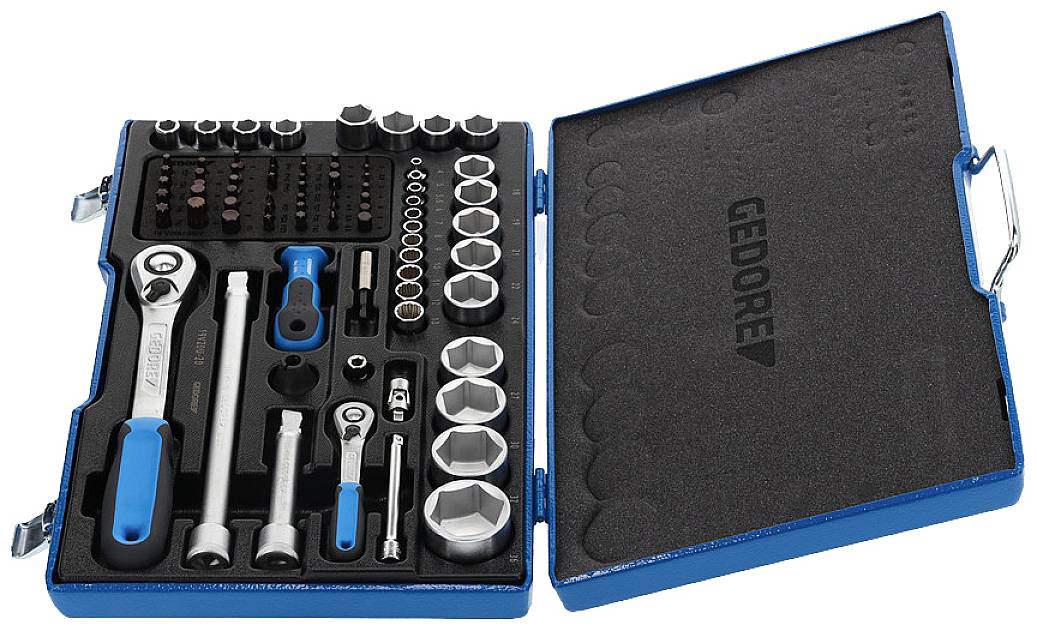 Une boîte à outils ouverte contenant différentes clés à douille, des clés à cliquet et des accessoires, soigneusement organisés dans des inserts en mousse.