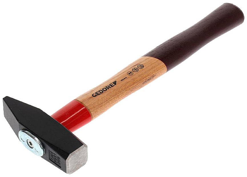 Un marteau de menuisier avec manche en bois et tête en métal sur fond blanc, adapté aux travaux légers à moyens en menuiserie.