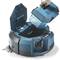 Un aspirateur robot avec le couvercle ouvert. Une main retire un récipient bleu. Les boutons de l'appareil et la brosse circulaire sont visibles.