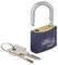 Un cadenas bleu avec l'arceau ouvert, à côté duquel sont posées trois clés métalliques.
