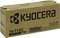 Un carton brun portant l'inscription « KYOCERA TK-1150 Toner Kit Black ». Le carton est destiné à un kit de toner pour imprimante Kyocera.