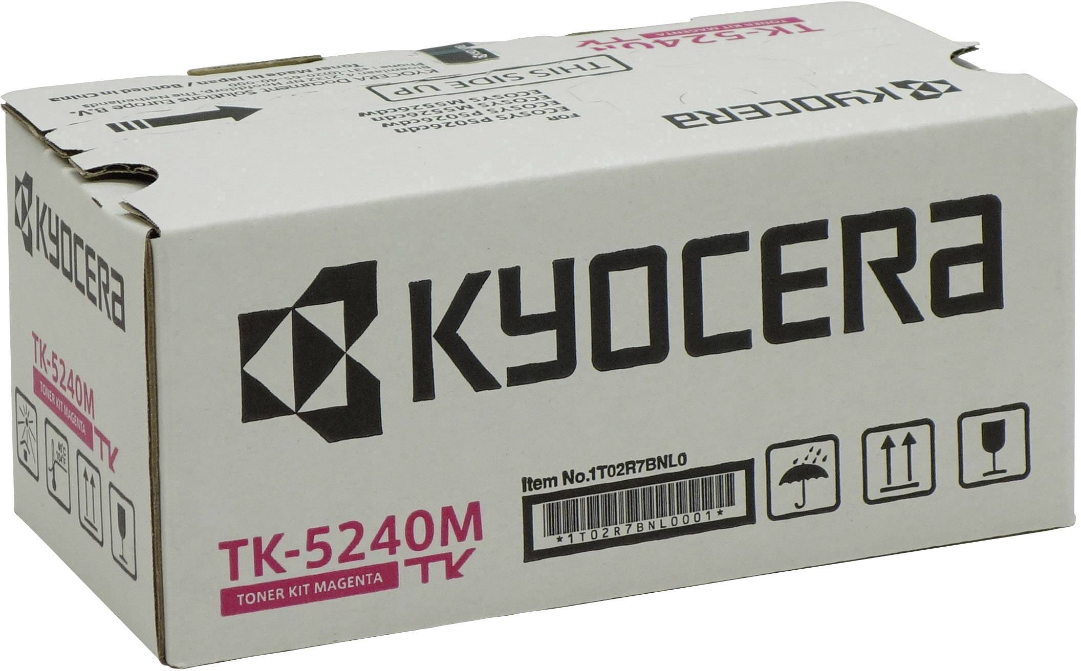 Une boîte en carton portant les inscriptions 'KYOCERA' et 'TK-5240M Toner Kit Magenta'. Emballage pour cartouche de toner d'imprimante.