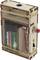 Une boîte en bois avec de l'électronique visible, comprenant notamment un compartiment pour pile 9V et un interrupteur à bascule rouge sur le côté.