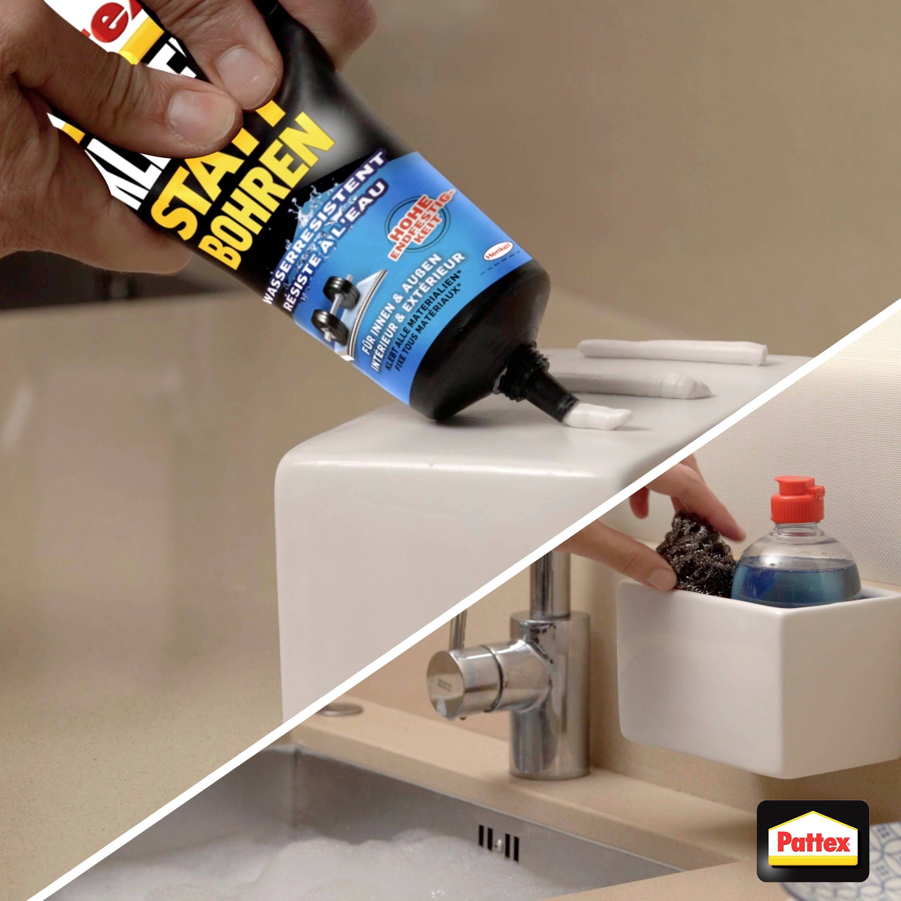 Une main tient un tube de colle au-dessus d'un lavabo. La colle est utilisée pour fixer un support mural sans percer.