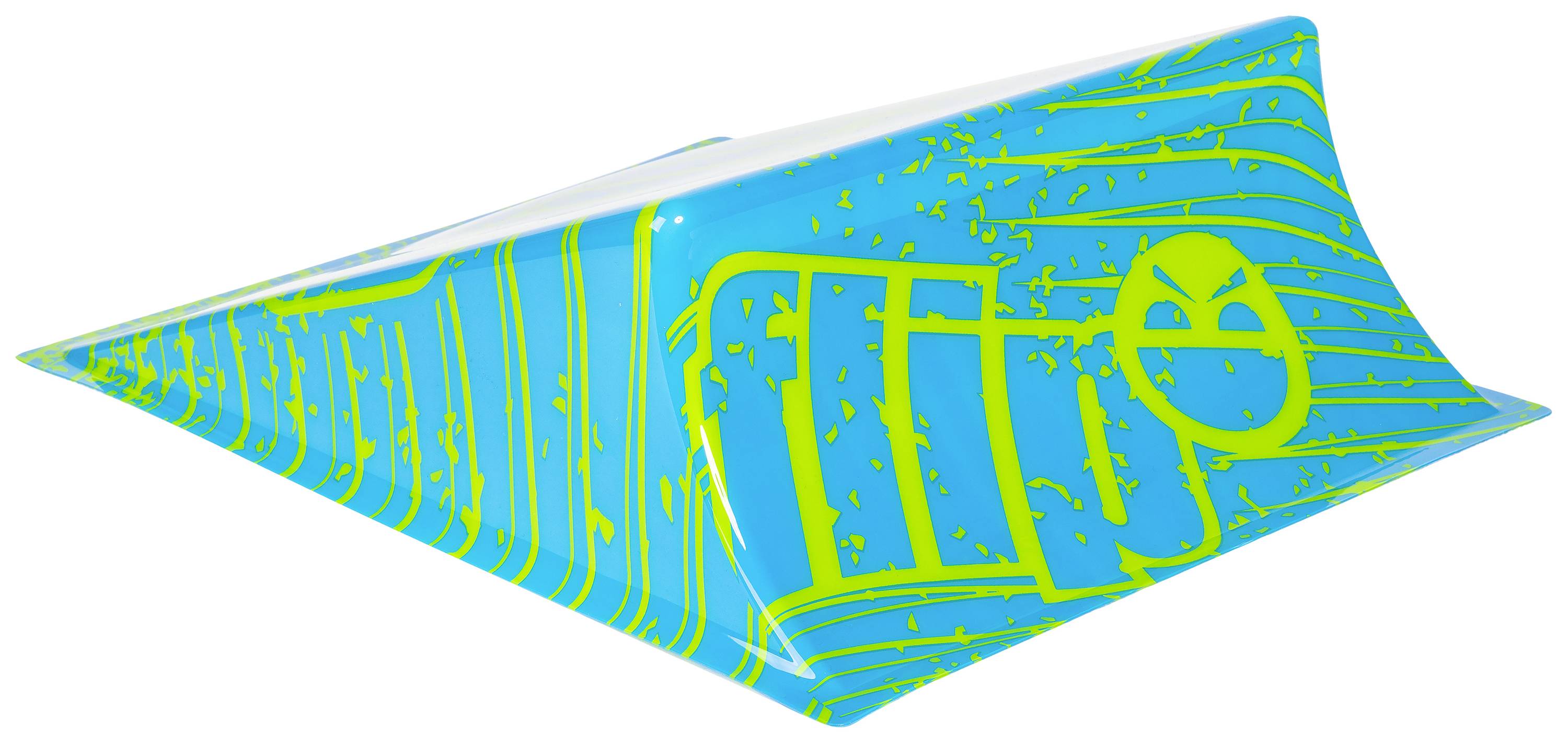 Une planche de skateboard bleue, de forme pyramidale, avec un motif graphique jaune et un visage emoji dessus.