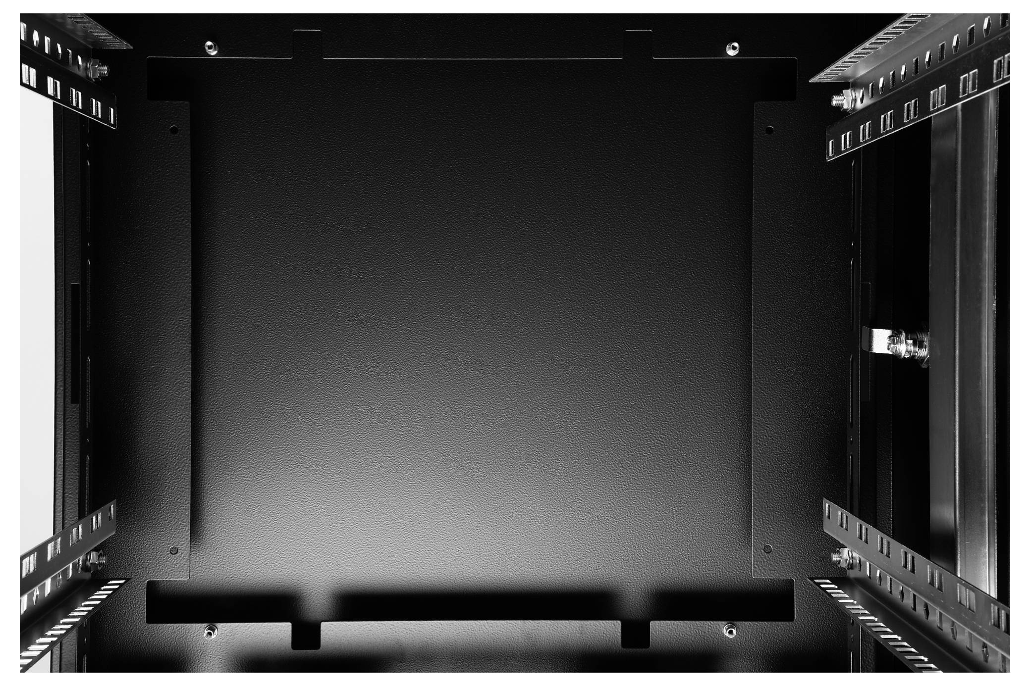 Un boîtier de rack métallique noir vide avec des rails perforés sur les côtés, conçu pour accueillir des composants serveur.