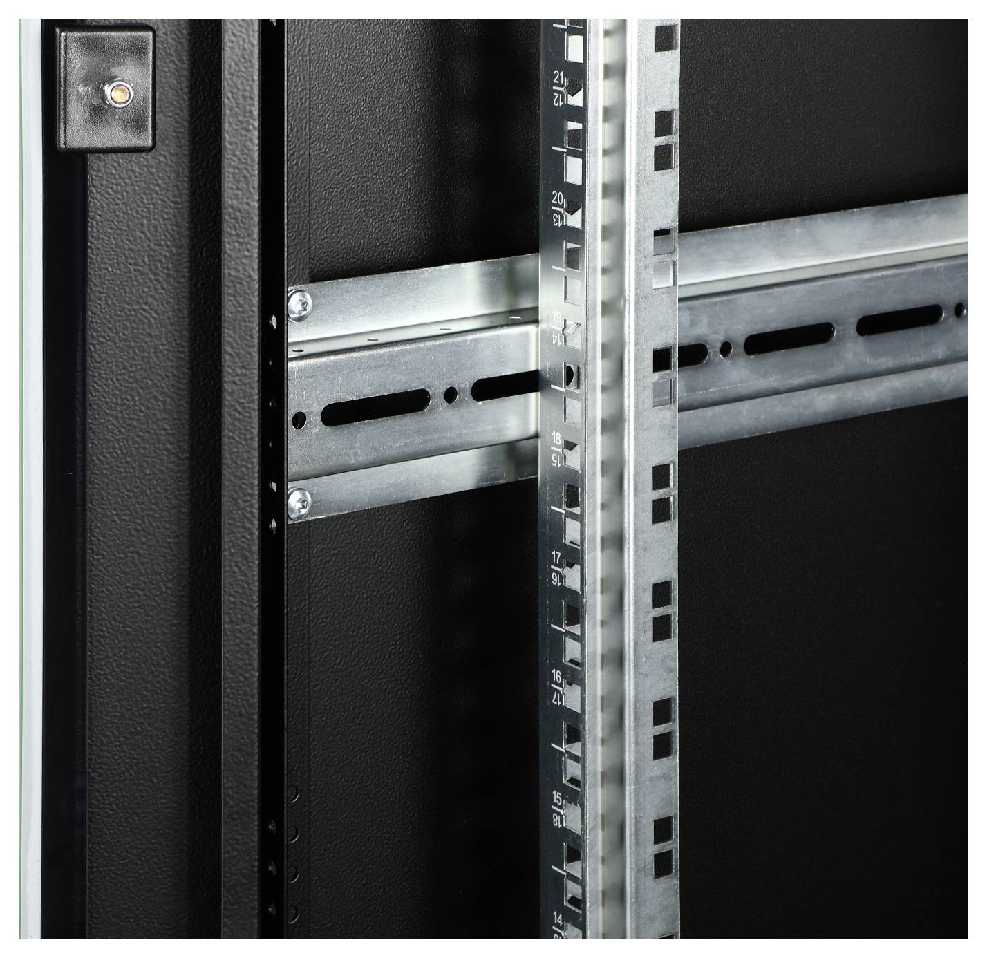 L'image montre l'intérieur d'un rack serveur noir avec des supports métalliques verticaux et horizontaux destinés à faciliter le montage des équipements.