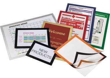 Différentes feuilles d'information colorées, comprenant un panneau de bienvenue et un avis sur les nouveaux produits, disposées sur une table.