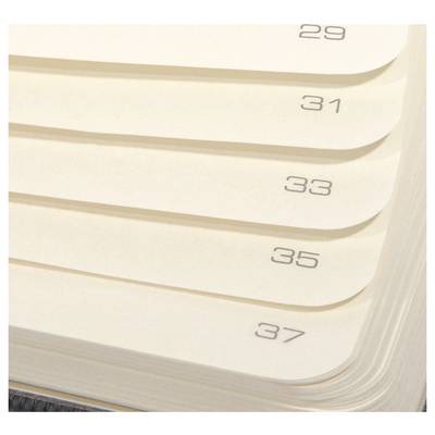 Gros plan du coin inférieur d'un livre ou d'un cahier avec les numéros de page 29, 31, 33, 35 et 37 visibles.