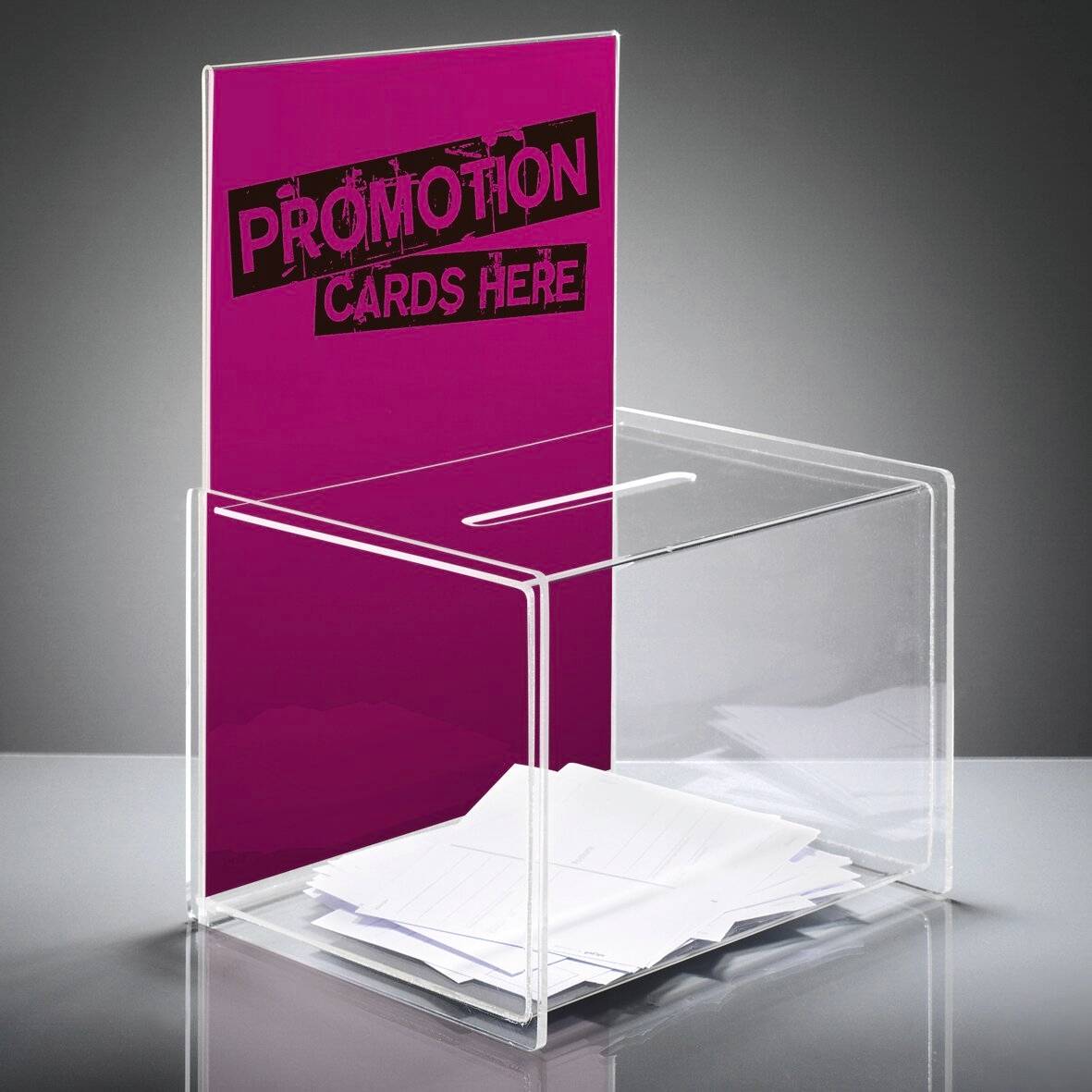 Une boîte en acrylique transparent étiquetée « CARTES PROMOTIONNELLES ICI » contient des fiches de papier blanc, suggérant un endroit destiné à la collecte de cartes promotionnelles.