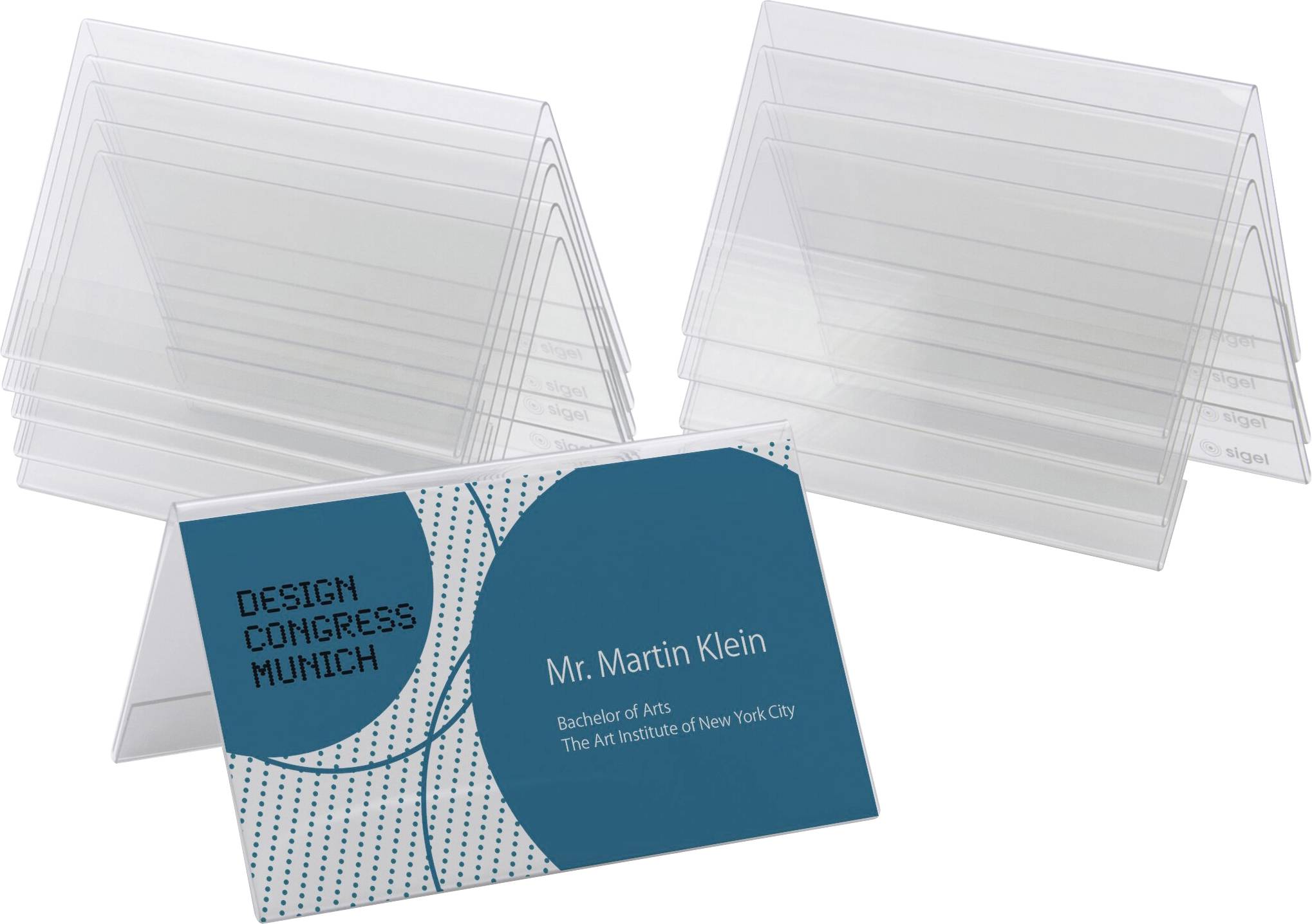 Conception de carte de visite pour M. Martin Klein, avec « DESIGN CONGRESS MUNICH » sur une carte blanche et vert-de-gris affichée dans des supports en acrylique transparent.