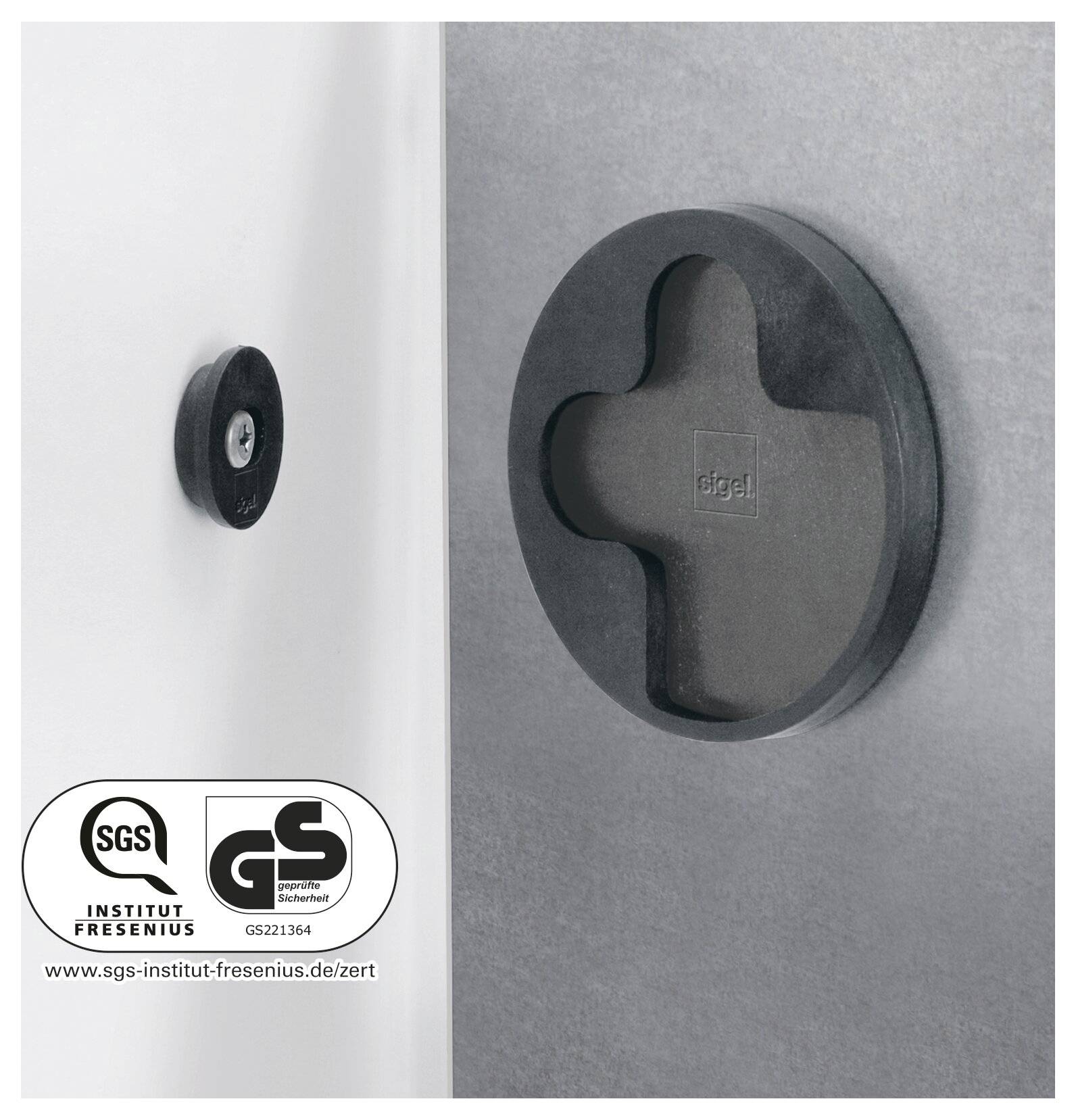 Gros plan d'un accessoire de sécurité circulaire noir fixé au mur ou d'un couvercle de serrure, avec les logos de certification de sécurité SGS affichés en bas à gauche.