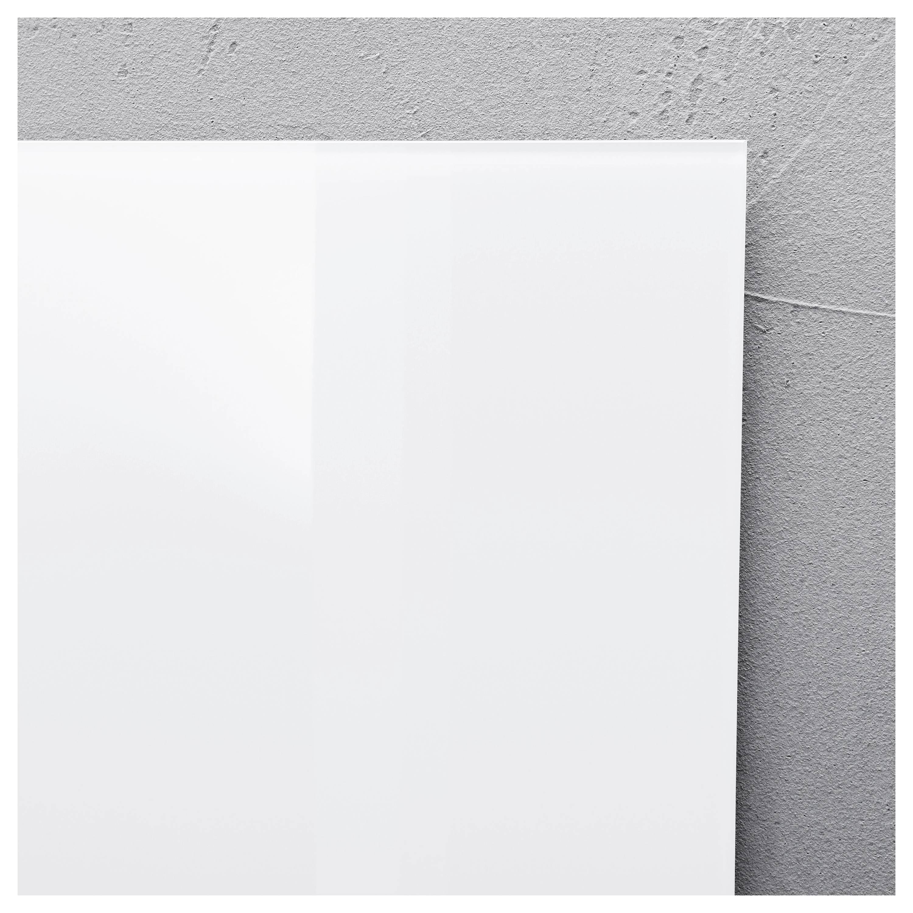 Feuille de papier blanc rectangulaire vierge sur une surface texturée gris clair, vue de dessus.