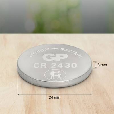 Publicité pour GP Ultra+ Lithium CR2430 : Un doigt commande un thermostat domotique ; le texte mentionne « Autonomie supplémentaire » et « +410 heures* pour les applications domotique ».