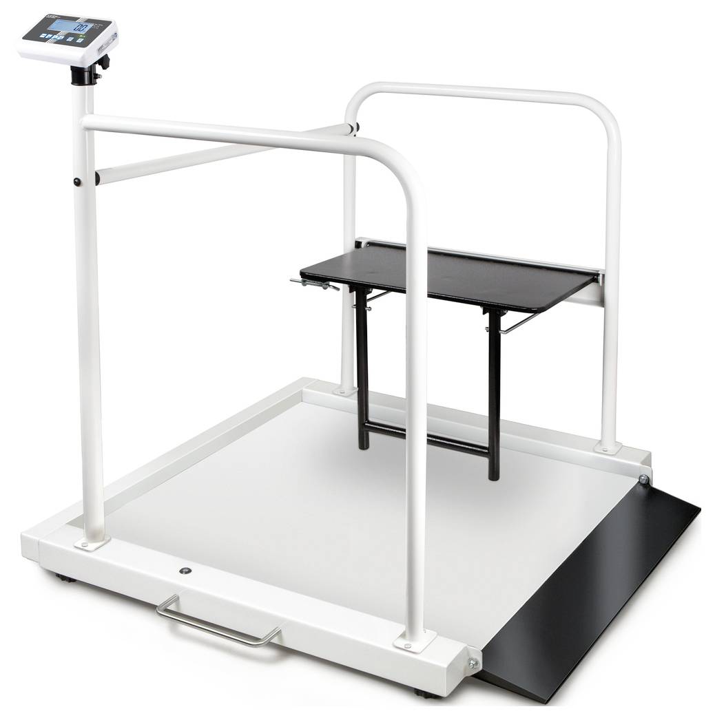 Balance pour fauteuil roulant avec affichage numérique, plateforme plate et garde-corps de sécurité. Elle permet de peser les personnes en fauteuil roulant.