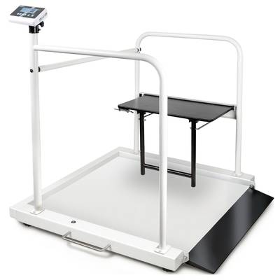 Balance pour fauteuil roulant avec affichage numérique, plateforme plate et garde-corps de sécurité. Elle permet de peser les personnes en fauteuil roulant.