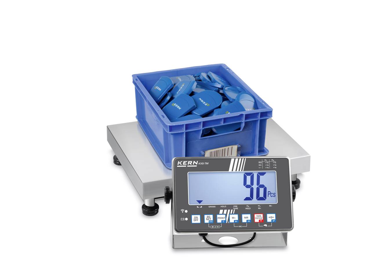 Une balance indique '96 pcs'. Une caisse bleue contenant des pièces métalliques est posée sur la balance.