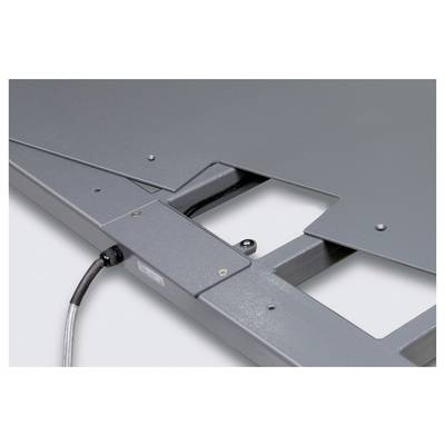 Plateforme métallique avec connexion de câble et découpes rectangulaires. Principalement grise, montrant des éléments fonctionnels industriels.
