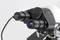 Un objectif de microscope avec deux oculaires et un dispositif de connexion pour appareil photo, destiné à un usage scientifique.