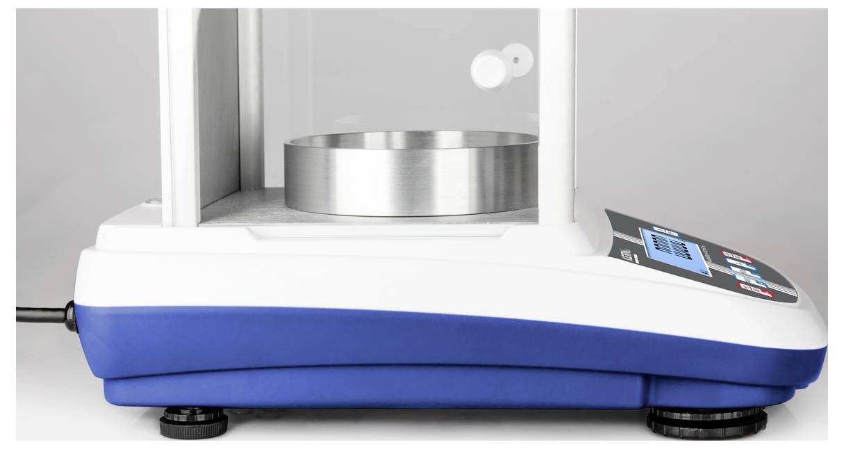 Balance électronique avec boîtier bleu et blanc, affichant une plateforme de mesure vide et un écran numérique.