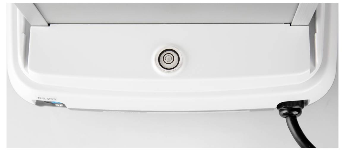 Une prise électrique blanche avec une entrée de fiche et un câble noir sur le côté droit de l'image.