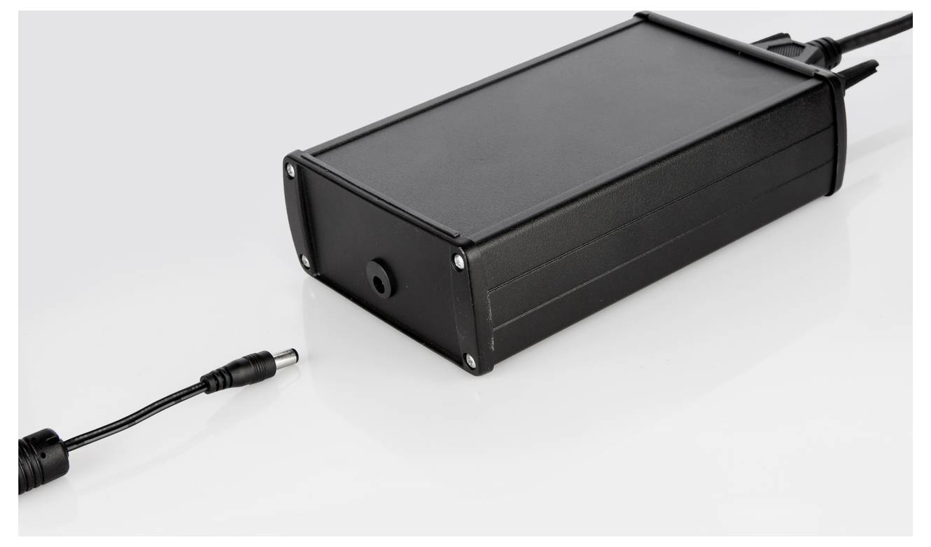 'Bloc d'alimentation noir avec un câble amovible, adapté aux appareils électroniques, sur un fond blanc.'