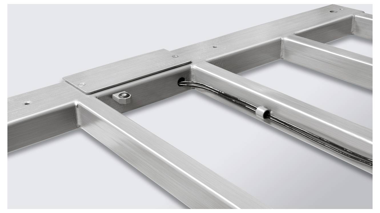 Un cadre en aluminium avec câblage intégré, conçu pour des applications modulaires de construction, est présenté sur une surface blanche.