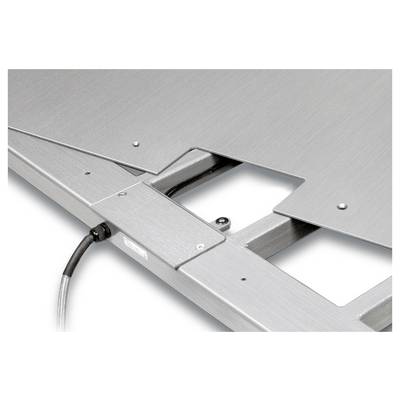 Gros plan d'un dispositif métallique avec connexion par câble. Le design présente des bords usinés avec précision et une découpe au centre du cadre.